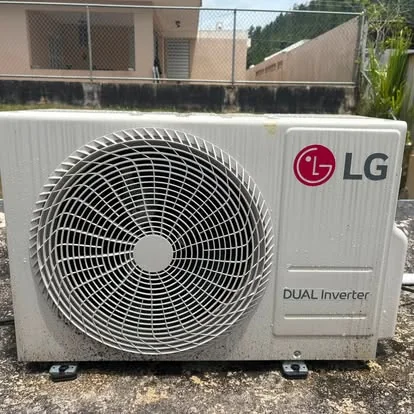 Unidad condensadora LG Dual Inverter de aire acondicionado instalada afuera por AYR