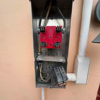 Meter box abierto con el breaker principal rojo instalado por AYR