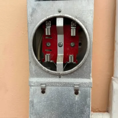 Caja de contador eléctrico montada en pared exterior por AYR
